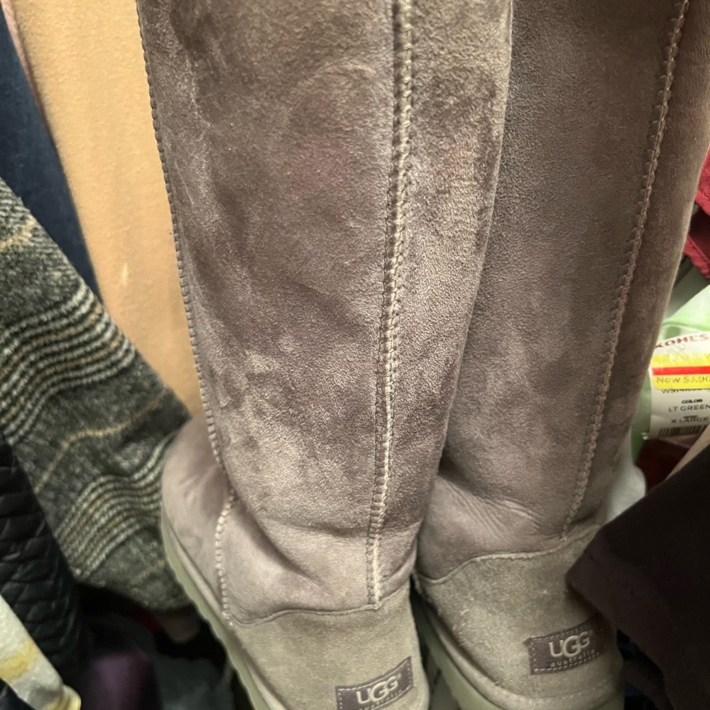 UGG - Picture 2 of 3